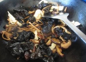 四喜烤麸,四喜烤麸的制作：
油锅爆香花椒，倒入笋片香菇黑木耳，加点盐，炒到食材到9成熟。