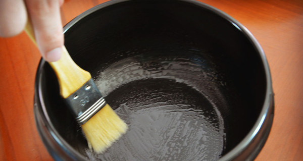 石锅拌饭,在石锅内壁抹一层香油
