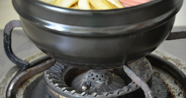 石锅拌饭,石锅用小火加热，直到发出滋滋滋的声音后即可关火