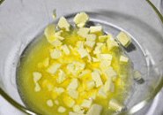 枫糖（榛子）软香曲奇,微波炉解冻档，30秒一次加热，根据黄油状态，融化一半为液态（80克黄油约90秒）。