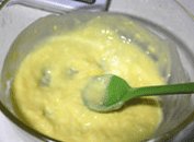 枫糖（榛子）软香曲奇,取出用硬勺子碾开均匀，这时还是稀糊糊的状态。