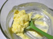 枫糖（榛子）软香曲奇,送进冷冻室冷冻约1分钟再取出，好了，黄油已经成为可以打发的软化状态了！