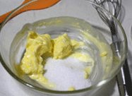 枫糖（榛子）软香曲奇,黄油软化后加入细砂糖搅拌。