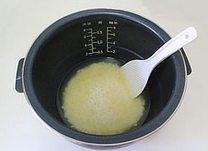 松茸饭,大米用水淘一下，加入约1.2倍的煮海带的水，浸泡30分钟。