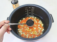 松茸饭,将炒好的松茸和胡萝卜转至电饭煲中，调入一大勺的<a style='color:red;display:inline-block;' href='/shicai/ 135304'>日式酱油</a>，然后启动煮饭功能烹制松茸饭。