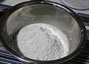 新疆大饼,在1中加入面粉和盐。