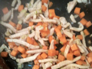 意大利面儿童餐,葱白出香 放入鸡肉丝 红萝卜炒至鸡肉发白 红萝卜熟透