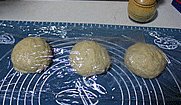 新疆大饼,取出排气，分成3份，松弛10分钟。