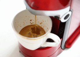 杏仁酒咖啡,启动意達莉咖Italico胶囊咖啡机开关键，待顶上“大杯/小杯”变绿色时；把杯子放在咖啡杯出品处，按下“大杯”，待咖啡流入杯中；