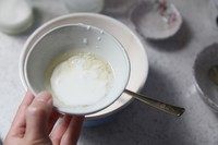星冰粽酸奶慕斯杯,鱼胶粉用一点点开水调开后，加入适量酸奶混合物搅拌均匀，再倒回其余的酸奶混合物中