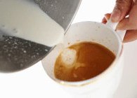 杏仁酒咖啡,混合淡奶油，将一部分混合好的淡奶油缓缓倒入咖啡中；