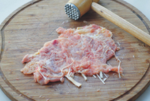 糯米鸡肉卷,用肉锤或者刀背拍打，将鸡腿肉拍至面积变大。