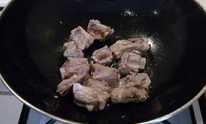 川味土豆烧排骨,炒锅烧热，放入2大匙（30ml）油，放入焯过水的排骨炒至金黄