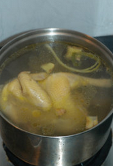 白切鸡,大火煮开后转小火继续煮2分钟，关火不要开盖子，让鸡在汤中继续浸泡半小时，让锅中的余温把鸡泡熟（如果想要鸡皮有脆的口感，那么多个步骤，鸡浸泡二三十分钟后，把鸡捞出泡冰水）