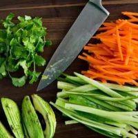 生菜虾仁卷,将黄瓜、牛油果和胡萝卜切成细条。