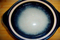 柬埔寨茉莉香米火腿煲仔饭,砂锅底部抹薄薄的一层油，将洗净后的香米和水一起放入砂锅里，泡一个小时以上。
