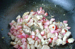 酸辣萝卜炒鸡丁,将酸萝卜，剁椒放入，加入适量盐和鸡精调