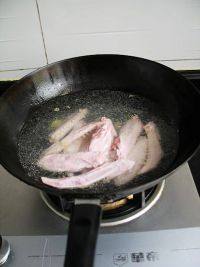 甘草罗汉果卤鸭翅,锅中煮开水，放入鸭翅膀，大火煮后继续煮2分钟左右。