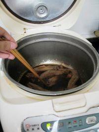 甘草罗汉果卤鸭翅,煮至收汁，在快收汁的时候，要用筷子不断地翻动，以防粘锅。
