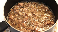 重庆辣子鸡,油温合适后，将腌好的肉丁都下油锅