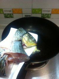 百合木耳鲫鱼汤,将鲫鱼洗净沥水抹细盐再冲洗后下锅。