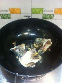 百合木耳鲫鱼汤,煎至鱼块微有焦皮。