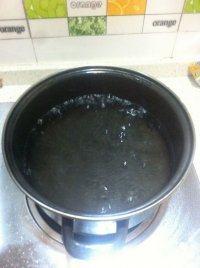 百合木耳鲫鱼汤,另起锅加水煮开。