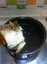 百合木耳鲫鱼汤,将煎好的鱼下汤锅。