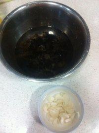 百合木耳鲫鱼汤,木耳及百合分别用清水泡洗干净备用。