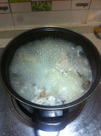 百合木耳鲫鱼汤,汤锅里大火煮至汤底大开，然后继续大火催至汤底浓鲜。