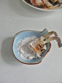 避风塘炒蟹,切好的螃蟹薄薄的沾上一层淀粉。