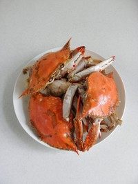 避风塘炒蟹,然后入锅炸至螃蟹八成熟，蟹壳变色即可捞出控油。