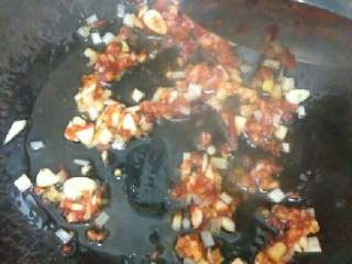 鱼香金针菇,锅热油，放豆瓣酱炒出红油，加葱姜蒜末，放木耳，胡萝卜，加少许盐翻炒，