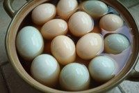 腌咸蛋,将鸭蛋放入盐水中，，因盐分含量高，蛋会浮出水面，可用盘子将蛋压在盐水中，盖上盖子。