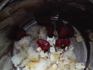 红糖银耳羹,银耳撕成小块，与红枣、莲子一同放入锅中，加入清水