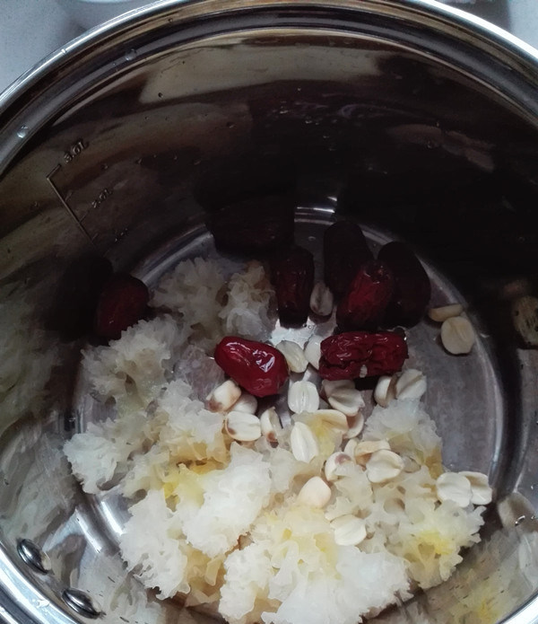 红糖银耳羹,银耳撕成小块，与红枣、莲子一同放入锅中，加入清水