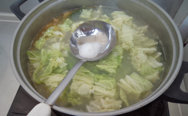 白菜鲫鱼汤,煮至食材熟