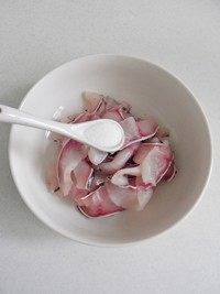 滑炒黑鱼片,黑鱼肉片成片，加1茶匙盐，用手抓捏至鱼片发粘。