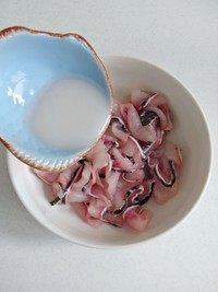滑炒黑鱼片,分次加入水淀粉，每次加入1-2汤匙水淀粉，用手抓捏至水淀粉被鱼片全部吸收后再加入。