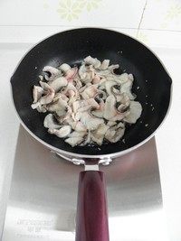 滑炒黑鱼片,放入鱼片，用筷子小心的将鱼片划散，炒至鱼片大部分表面变白。