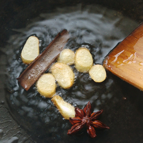 上海酱油鸭腿,热锅热油，爆香蒜片、八角和桂皮