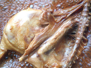 上海酱油鸭腿,焖至汤汁粘稠，中间需翻动几次