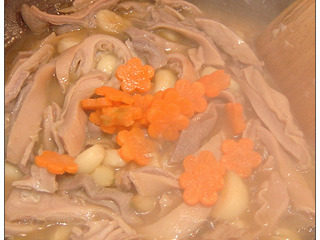 大蒜烧肚条,大水烧开后，中小火炖煮20分钟左右，起锅前，再倒入一小碗淀粉水收汁，再加入鸡精调味，盛盘时，再放入一些葱花即可。