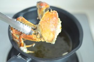 香辣蟹,将蟹放入油锅中炸至金黄色后捞出，大约2-3分钟。