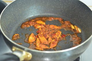 香辣蟹,锅内放底油，将姜片蒜片放入炒香后加入一大勺郫县豆瓣炒出红油。