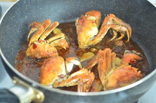 香辣蟹,煮开后将的蟹放入调成中火炖5-10分钟。