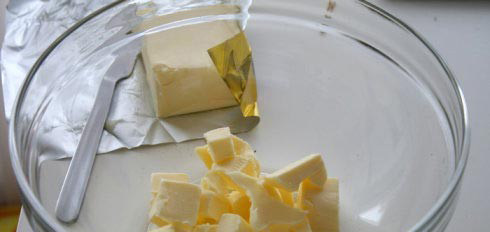 洛林乳蛋饼,冷藏硬的黄油切小块放入碗中