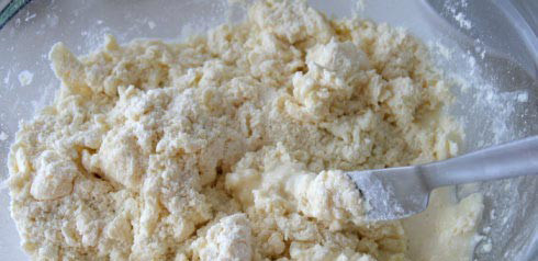 洛林乳蛋饼,用手指尖一边搓揉一边混合面粉和黄油，混合成粗粒(不可过度混合)，倒入冰水，用一把小刀混合