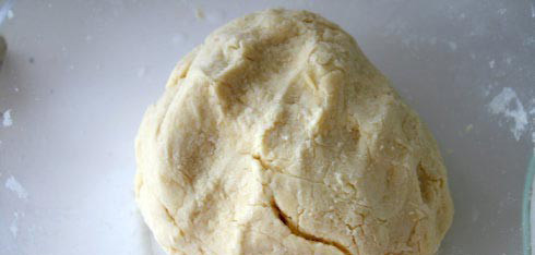 洛林乳蛋饼,用手混合到大致成型即可，用保鲜膜包住面团放冰箱冷藏至少1小时以上
