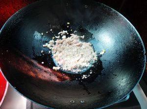 肉酱卷饵块,炒锅上火，倒入适量食用油，煸香姜蒜末后放入肉沫煸炒。